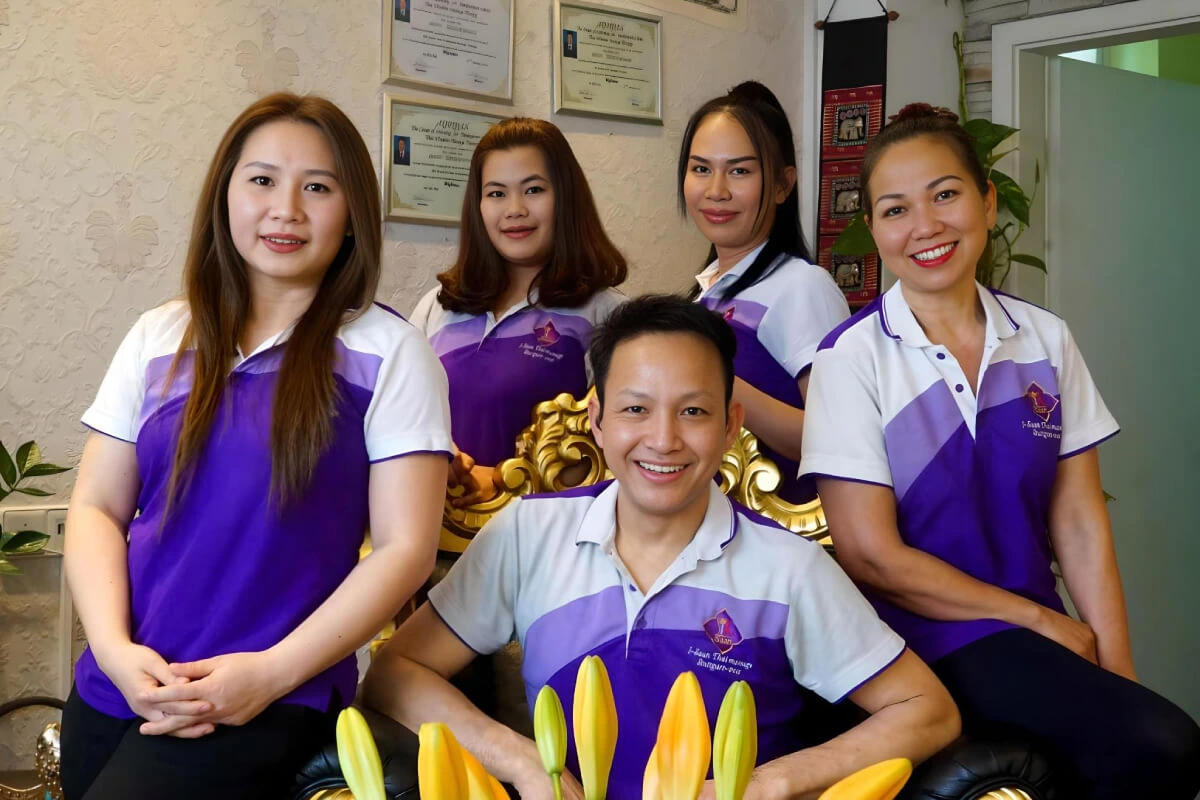 Massage-Team im Empfangsbereich von I-Saan Thai-Massage Stuttgart